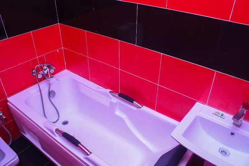 Hotel 100%  & Suites