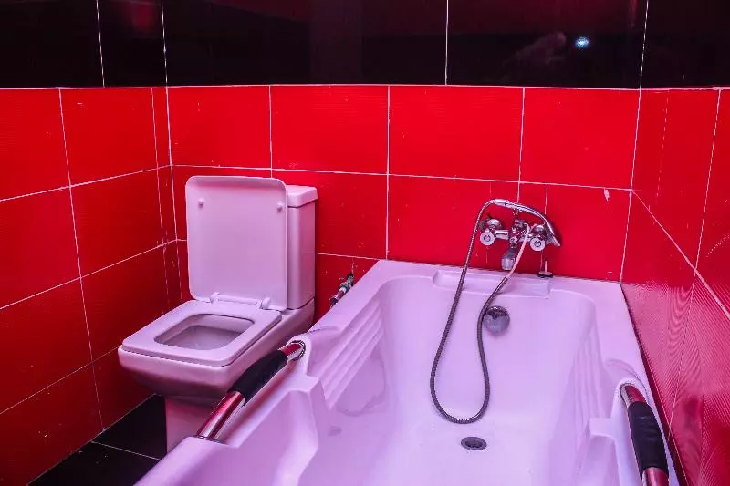 Hotel 100%  & Suites