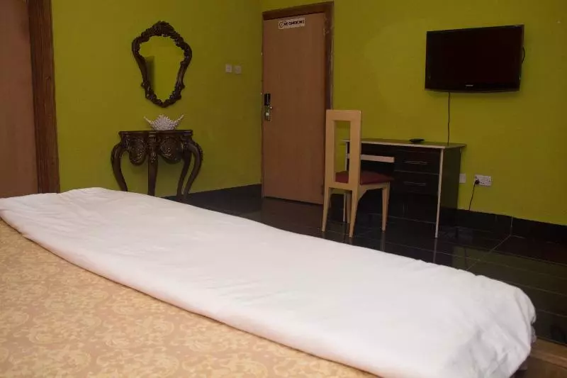 Hotel 100%  & Suites