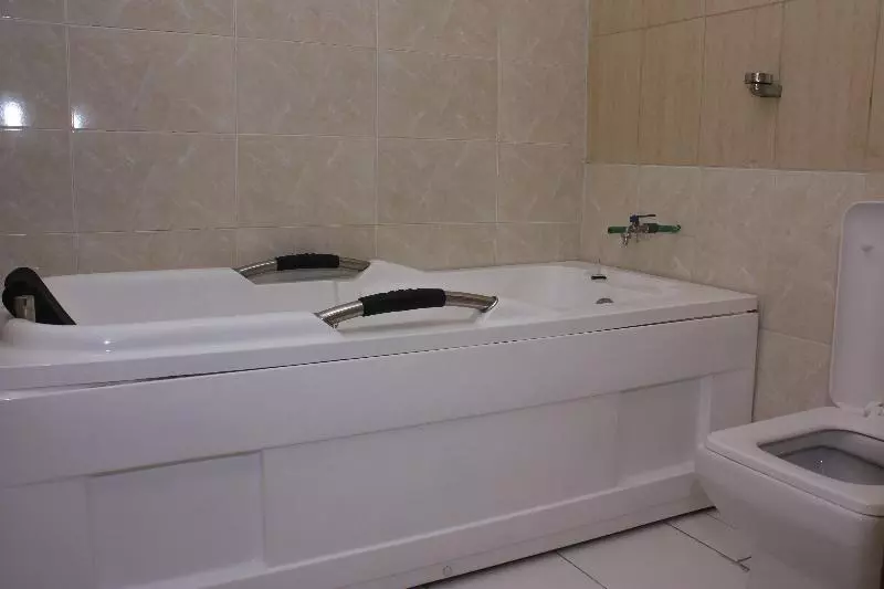 Hotel 100%  & Suites