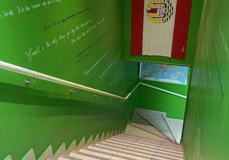 هتل Mahana Lodge Hostel & Backpacker