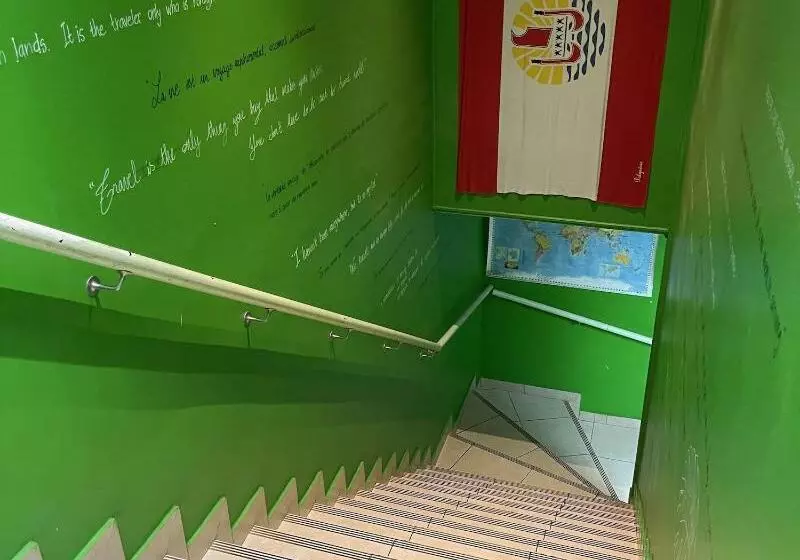 هتل Mahana Lodge Hostel & Backpacker