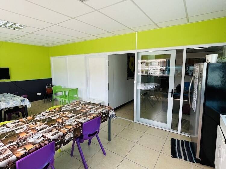 هتل Mahana Lodge Hostel & Backpacker