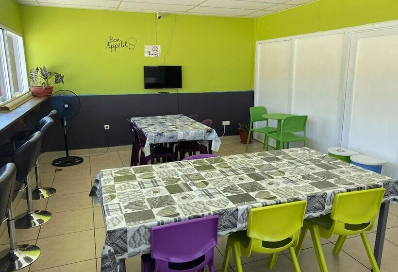 هتل Mahana Lodge Hostel & Backpacker