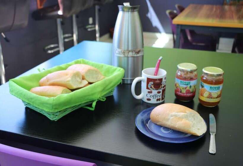 هتل Mahana Lodge Hostel & Backpacker