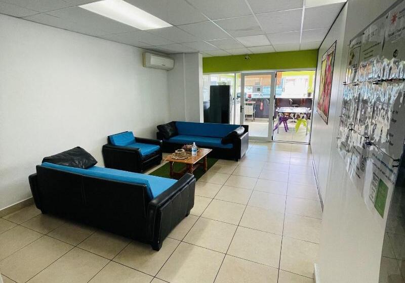 هتل Mahana Lodge Hostel & Backpacker