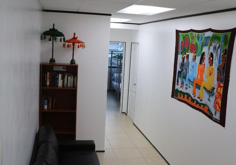 هتل Mahana Lodge Hostel & Backpacker