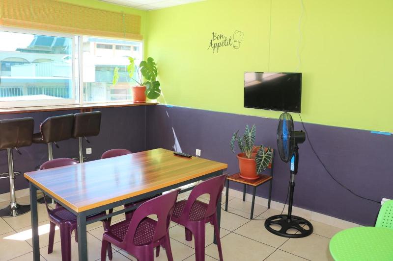 هتل Mahana Lodge Hostel & Backpacker