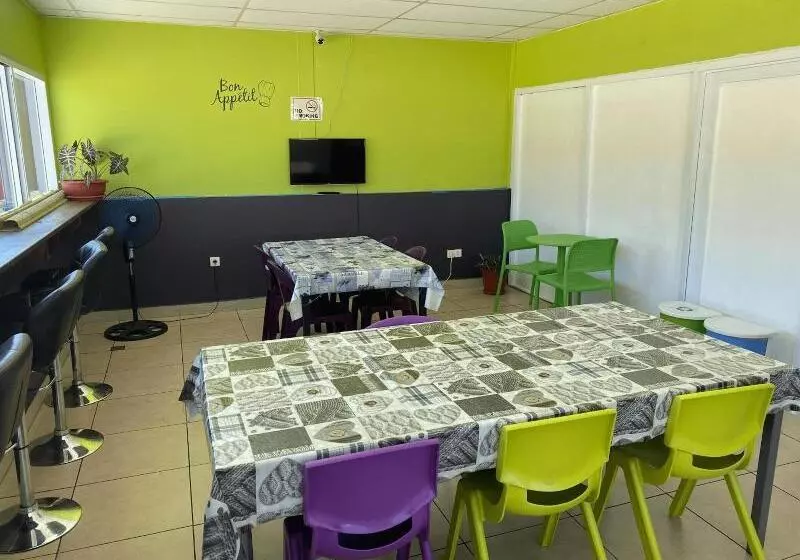 هتل Mahana Lodge Hostel & Backpacker