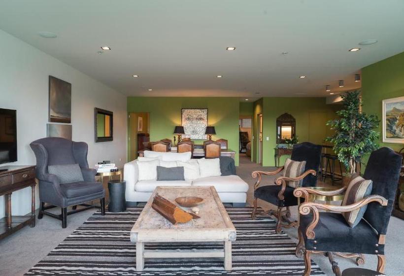 فندق 53 Shotover Apartments