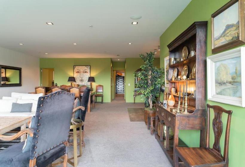 فندق 53 Shotover Apartments