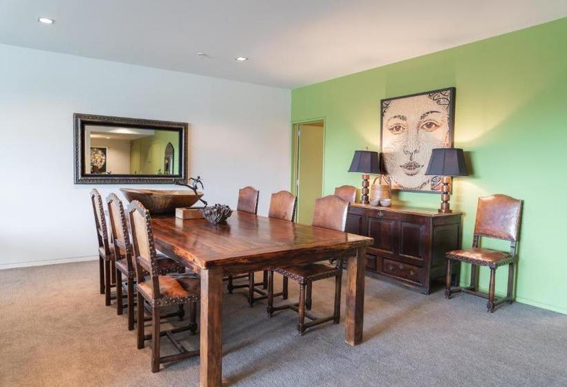 فندق 53 Shotover Apartments