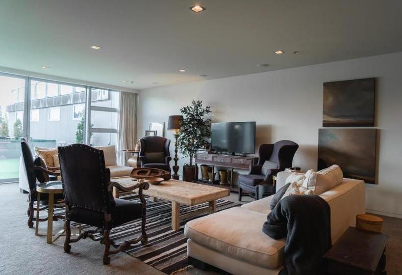 فندق 53 Shotover Apartments