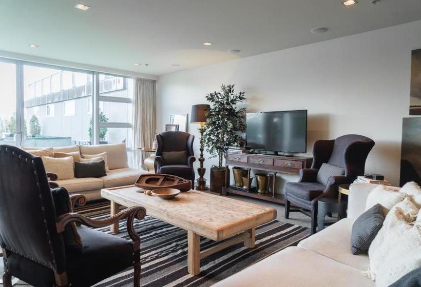 فندق 53 Shotover Apartments