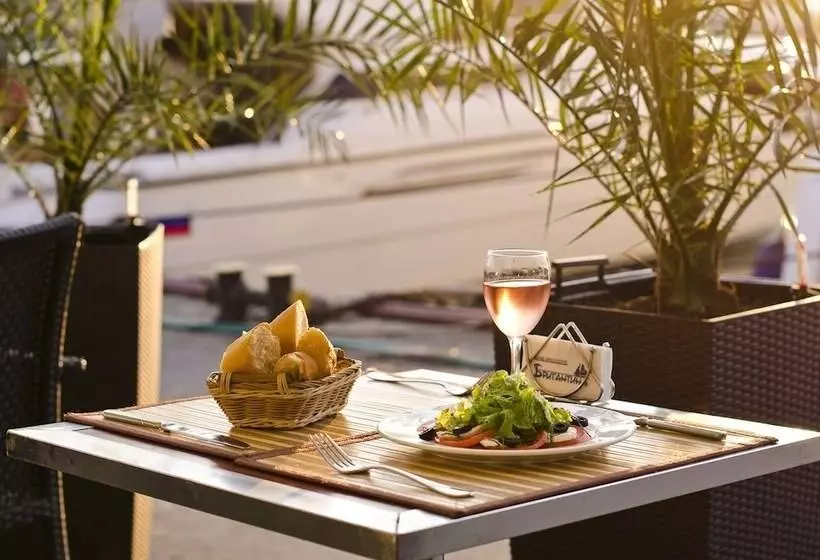 Hotelli Marina Yacht