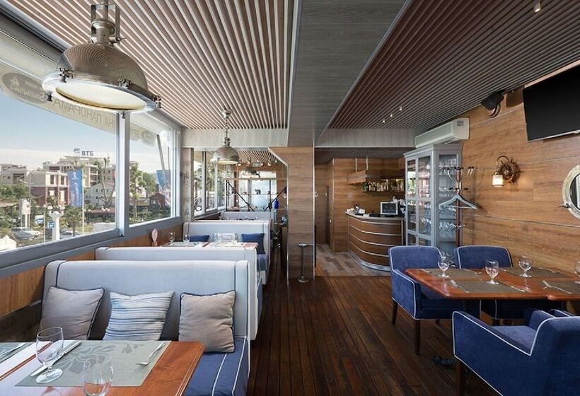 בית מלון כפרי Marina Yacht