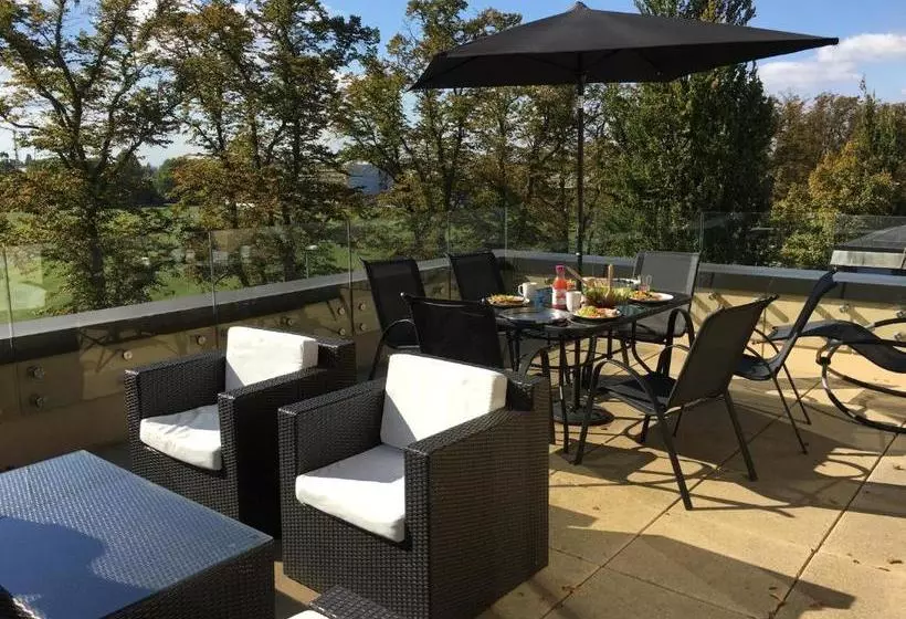 ホテル Pinnacle Apartments Central