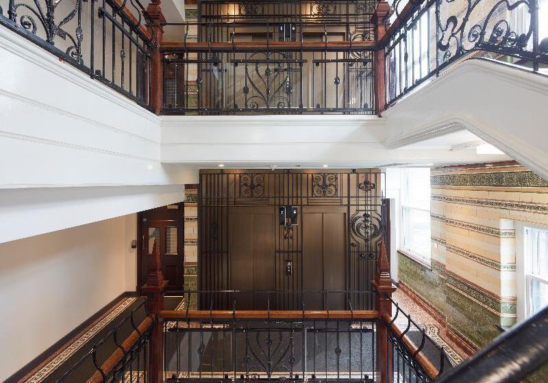 호텔 Roomzzz Manchester Victoria