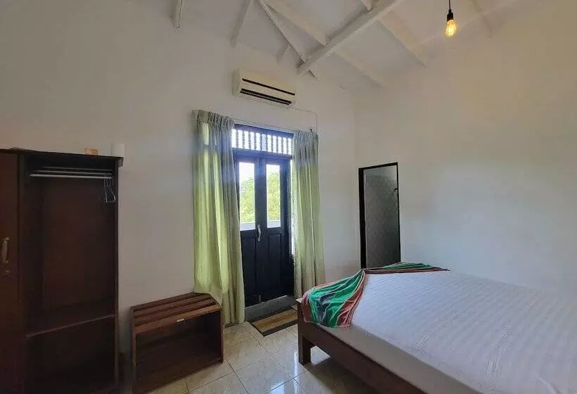 ホテル The Empyrean Airport Transit