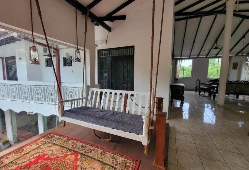 ホテル The Empyrean Airport Transit