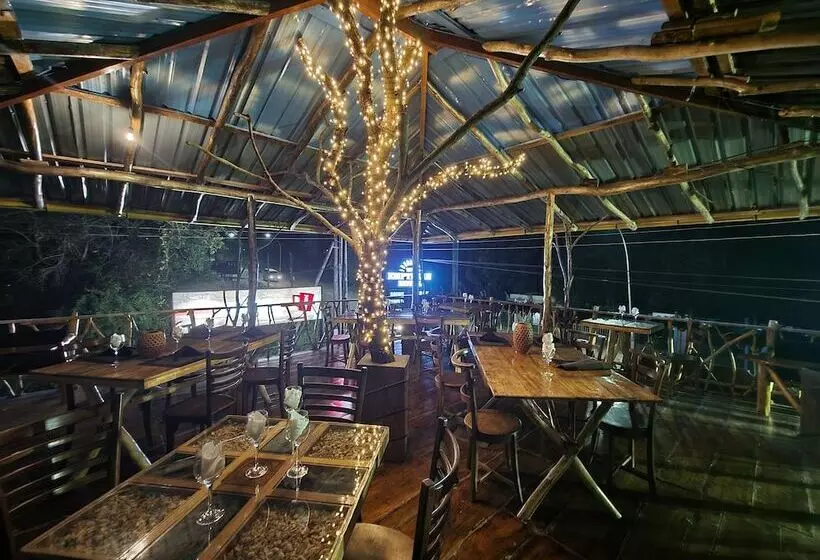 ホテル The Empyrean Airport Transit