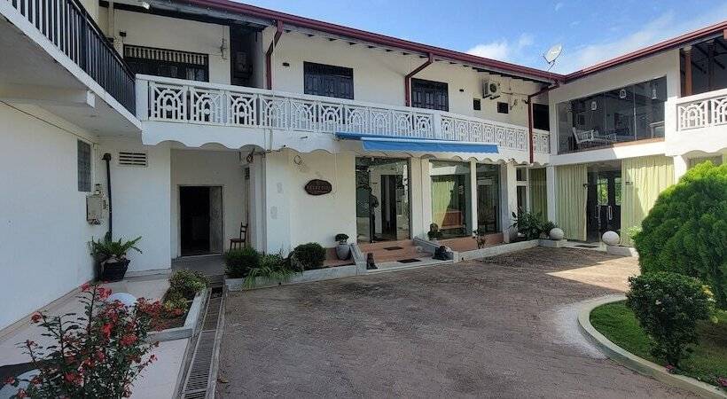 ホテル The Empyrean Airport Transit