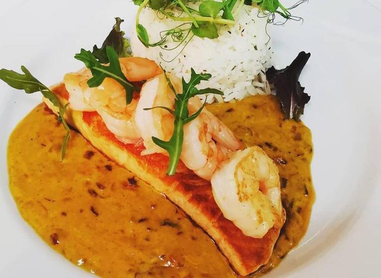 Отель The Horseshoe And Castle