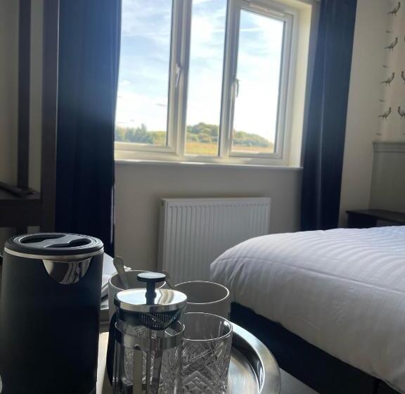 Отель The Horseshoe And Castle