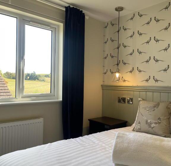 Отель The Horseshoe And Castle