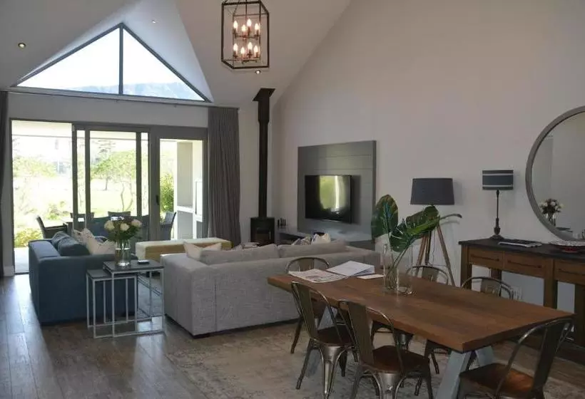 Hotelli Fernkloof Fairways Villa