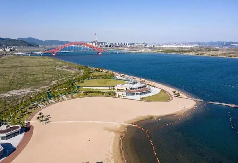 Hotelli Hualuxe Ningbo Harbor City, An Ihg