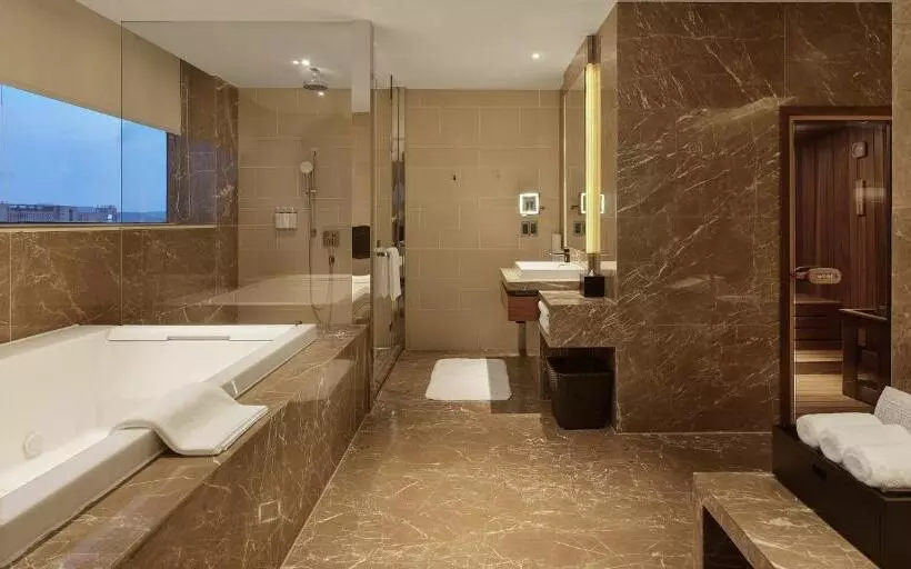 Hotelli Hualuxe Ningbo Harbor City, An Ihg