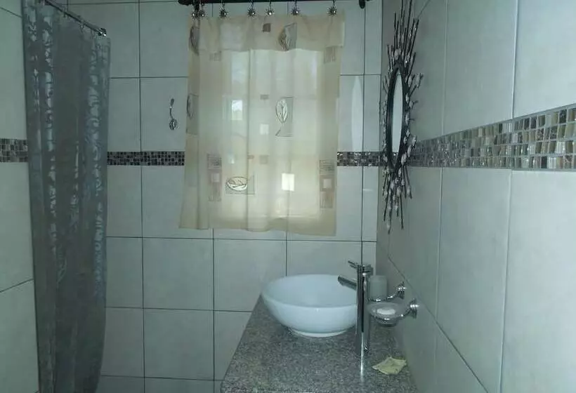 Hotelli Lilac Lodge Purple House