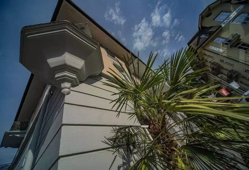 Hotelli Grand Your Home With Common Kitchens With Self Check In