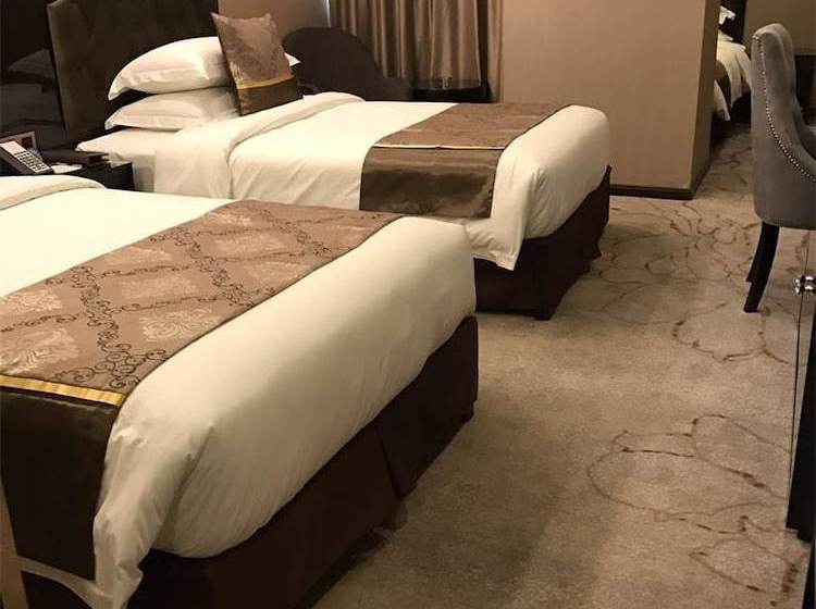 Отель Pullanoman Holiday Inn