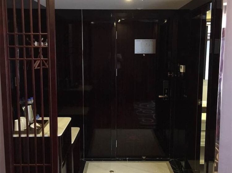 Отель Pullanoman Holiday Inn