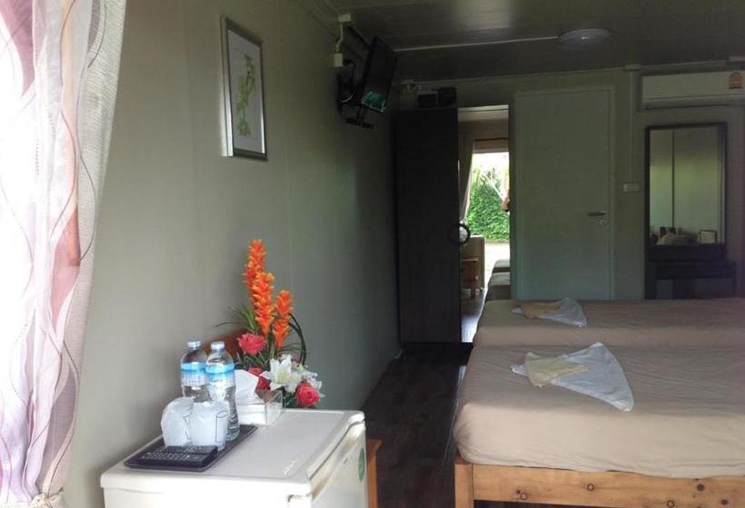 هتل Check In And Chill Out