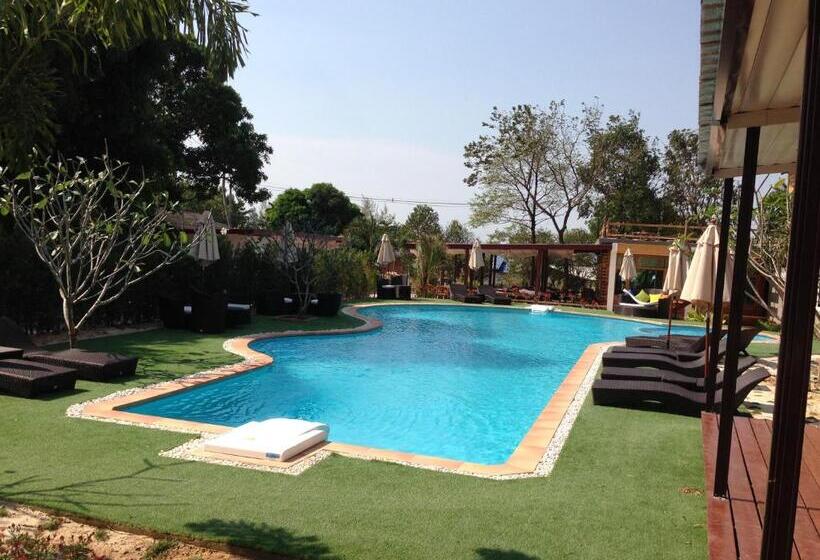 هتل Check In And Chill Out