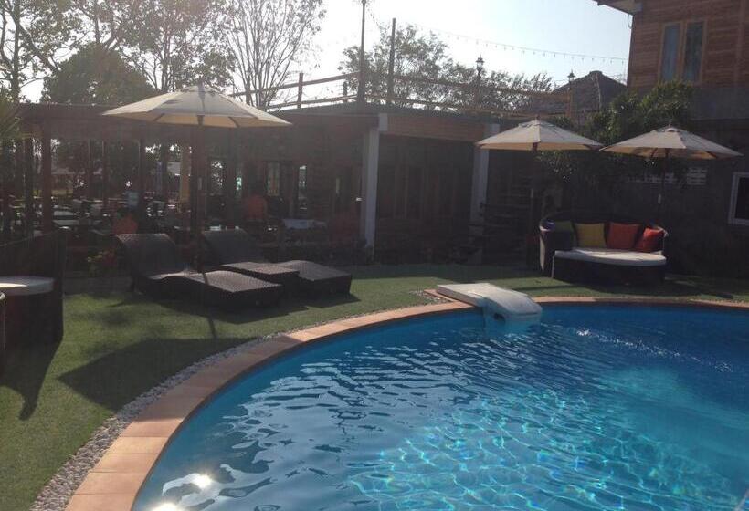 هتل Check In And Chill Out