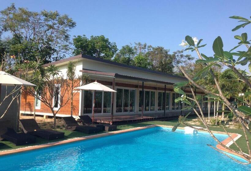 هتل Check In And Chill Out