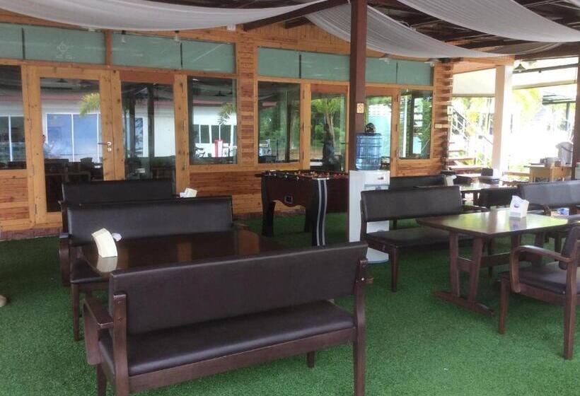 هتل Check In And Chill Out