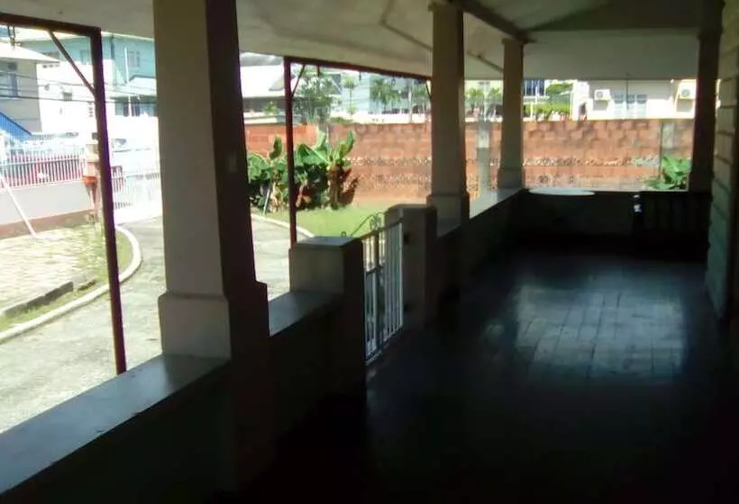 Hotelli Robert's Guesthouse