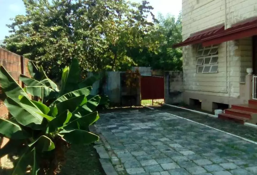 Hotelli Robert's Guesthouse