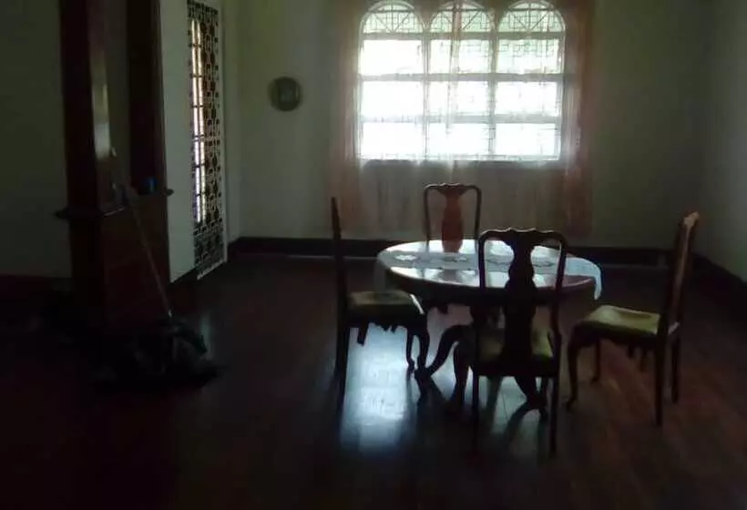 Hotelli Robert's Guesthouse