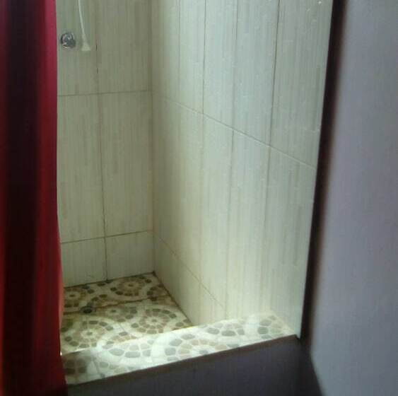 هتل Robert's Guesthouse