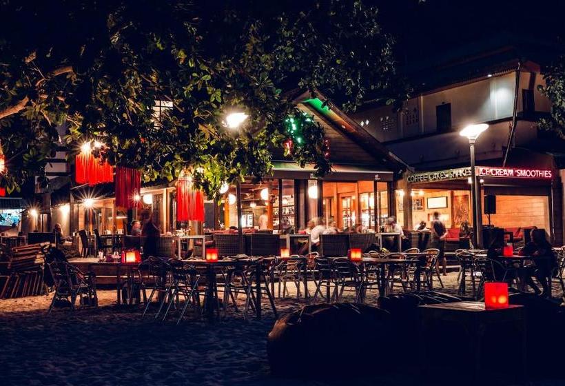 Hotelli 15 Palms Beach Resort