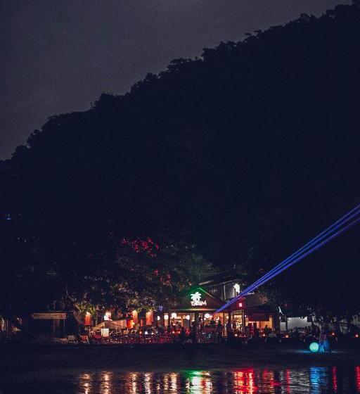 Hotelli 15 Palms Beach Resort