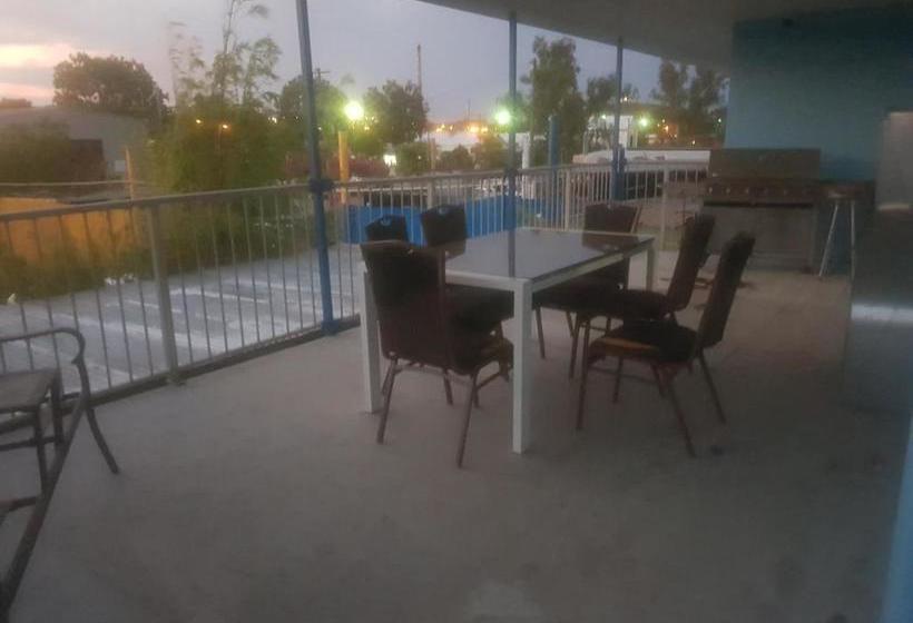 בית מלון כפרי Mick's Accommodation Club