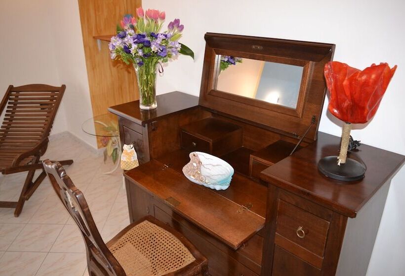 تختخواب و صبحانه Anna S Family