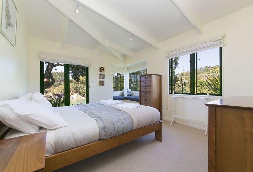 Отель Beachfront Enclosure Bay